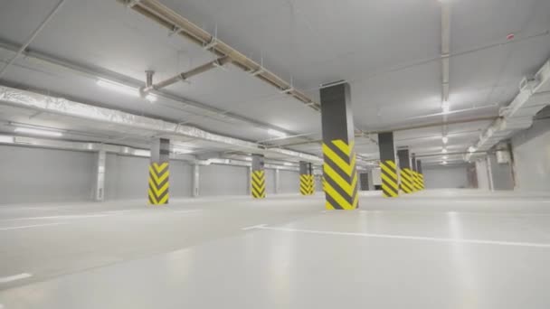 Moderne Parkplätze Mit Schwarzen Und Gelben Säulen Moderne Tiefgarage Ohne — Stockvideo