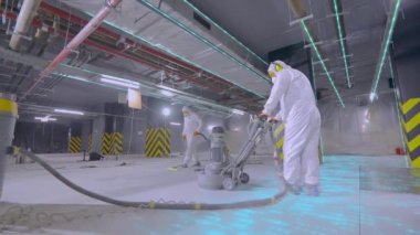 İnşaat alanında modern teknolojilerin görselleştirilmesi. Güçlendirilmiş beton zemin zaman turu işçileri binanın zeminine beton döküyorlar..