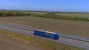 Kamyon otoyolda gidiyor. Kamyon tarlaların etrafındaki otoyolda gidiyor..