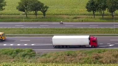Kamyon otoyolda gidiyor. Kamyon tarlaların etrafındaki otoyolda gidiyor..