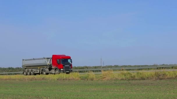 Transport Towarowy Ciężarówka Jedzie Wzdłuż Autostrady Słoneczną Pogodę Ciężarówka Jedzie — Wideo stockowe
