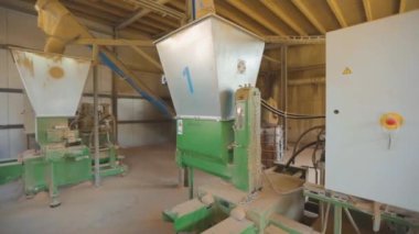 Yakıt briketleri oluşturma süreci, sıkıştırılmış talaş yakıtı üretimi.