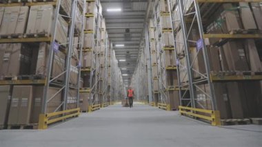 Modern Depo A çalışanı modern bir depoya giriyor. Modern bir deponun görüntüsü.