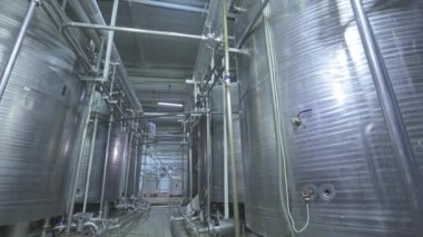 Gıda endüstrisindeki büyük konteynırlar. Dondurma endüstrisindeki parlak metal kaplar. Endüstriyel iç mekan. Gıda üretimi.