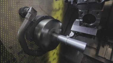 CNC makinesinde metal işleme. CNC makinesinde metal bir parça yaratmak. CNC makinesi bir metal parçası oluşturacak.