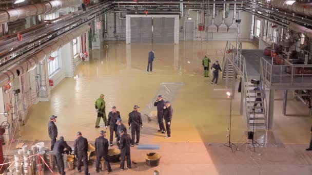 工事現場の労働者 労働者は工場の作業場に床を作る 工場内に新工場を建設 — ストック動画