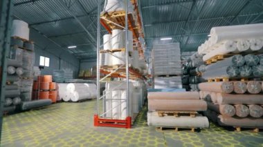 Depoda modern bir forklift. Modern teknolojilerin görselleştirilmesi. Grafikleri olan modern bir depoda forklift..
