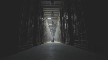 Modern Depo A çalışanı modern bir depoya giriyor. Modern bir deponun görüntüsü.