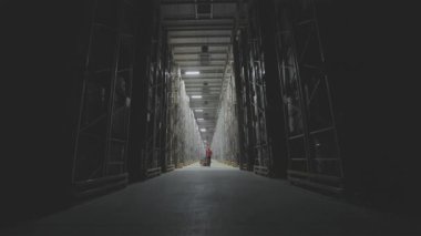 Depoda modern bir forklift. Modern teknolojilerin görselleştirilmesi. Grafikleri olan modern bir depoda forklift..