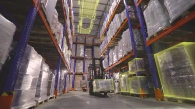 Depoda modern bir forklift. Modern teknolojilerin görselleştirilmesi. Grafikleri olan modern bir depoda forklift..