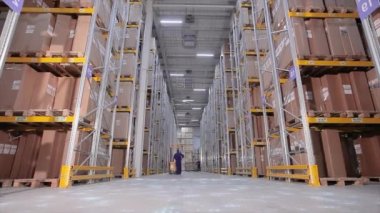 Depoda modern bir forklift. Modern teknolojilerin görselleştirilmesi. Grafikleri olan modern bir depoda forklift..