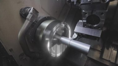 CNC makinesinde metal işleme. CNC makinesinde metal bir parça yaratmak. CNC makinesi bir metal parçası oluşturacak.