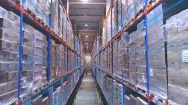 Modern bir fabrikanın büyük deposu. Modern bir deponun görüntüsü. Fabrika deposunda yapay zeka..