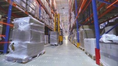 Depoda modern bir forklift. Modern teknolojilerin görselleştirilmesi. Grafikleri olan modern bir depoda forklift..