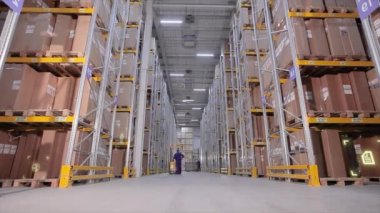 Depoda modern bir forklift. Modern teknolojilerin görselleştirilmesi. Grafikleri olan modern bir depoda forklift..