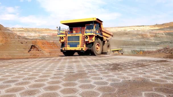 Geçici Kömür Madenciliği Endüstrisinin Görselleştirilmesi Modern Taş Ocağı Kamyonu Taş — Stok video