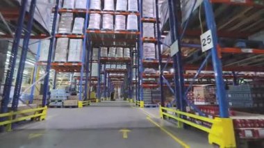 Mallarla dolu büyük bir depo. Yüksek rafları olan çok büyük bir depo. Büyük bir depoda. Modern depo.