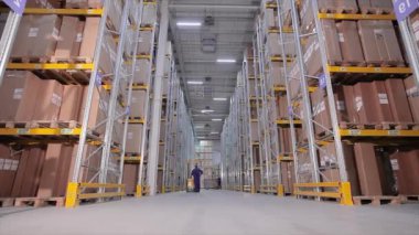 Depoda modern bir forklift. Modern teknolojilerin görselleştirilmesi. Grafikleri olan modern bir depoda forklift..