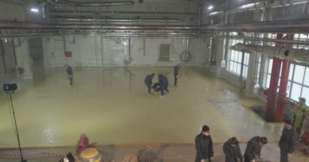 Nşaat Alanında Çalışanlar Şçiler Fabrikanın Atölyesinde Zemin Hazırlıyorlar Fabrikada Yeni — Stok video