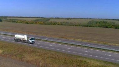 Yakıt kamyonu yol boyunca gidiyor. Yakıt kamyonu şehrin dışındaki otoyolda gidiyor..