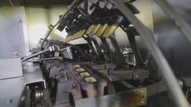 Waffle fincanı yapıyorum. Dondurma için gofret kabı üretimi. Waffle fincanı yakın plan.