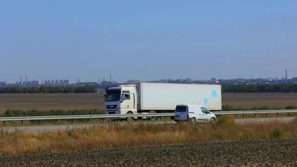Biały Wóz Jedzie Wzdłuż Autostrady Słoneczną Pogodę Ciężarówka Autostradzie — Wideo stockowe