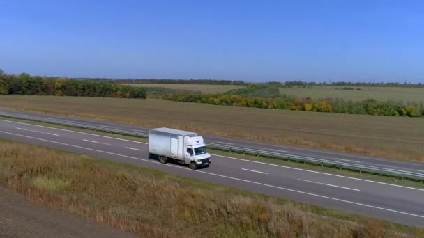 Вантажівка Їде Шосе Сонячну Погоду Вантажівка Їде Сучасній Дорозі Вантажівка — стокове відео