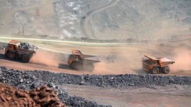 Geçici kömür madenciliği endüstrisinin görselleştirilmesi. Modern taş ocağı kamyonu taş ocağından geçiyor. Kömür madenciliği süreci.