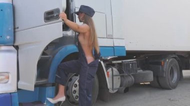 Kız kamyonun taksisine biniyor. Kız kamyon şoförü taksinin içinde oturuyor. Seksi kamyon şoförü.