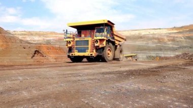 Grafik elementli çöp kamyonu. Çöp kamyonu taş ocağından geçiyor, bölge tarandı. Kömür madenciliğinde modern teknolojiler.