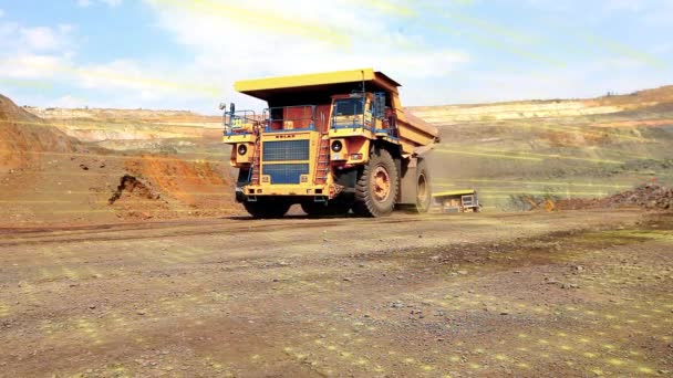 临时采煤业的可视化 现代采石场的卡车驶过采石场 煤矿开采过程 — 图库视频影像