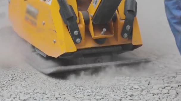 Die Rüttelplatte Des Bodens Stampfen Stampfer Arbeitsablauf Bauwesen — Stockvideo