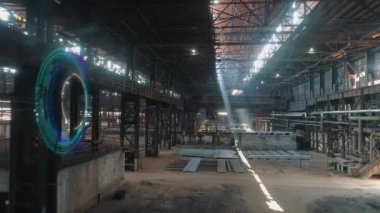 Metalurji dükkanının içinde. Fabrikadaki büyük bir atölye konsepti. Fabrika atölyesinde modern teknolojilerin görselleştirilmesi.