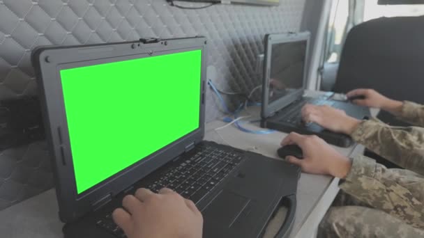 軍人がノートパソコンでドローンを操作してる 軍用ドローンの制御 軍用ドローン制御点 — ストック動画
