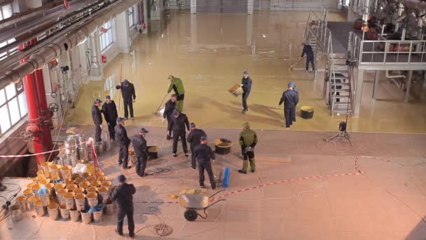 Nşaat Alanında Çalışanlar Şçiler Fabrikanın Atölyesinde Zemin Hazırlıyorlar Fabrikada Yeni — Stok video