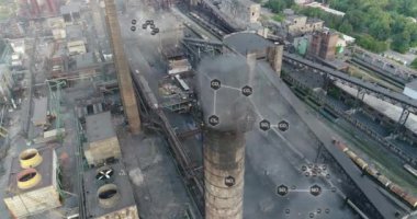 Atmosfere katı maddelerin salınımı. Çevresel kirlilik görselleştirme. Fabrika bacasından çıkan beyaz duman, tehlikeli bileşenlerin serbest bırakılmasını görselleştirme..