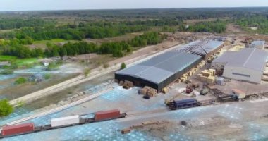 Bir marangoz şirketinin büyük bahçesi. Modern kereste fabrikası manzarası kavramı. Ahşap işçiliği şirketinin kütükleriyle dolu bir bahçe. Modern bir bıçkıhanenin avlusunda bir sürü kütük.