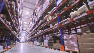 Depoda modern bir forklift. Modern teknolojilerin görselleştirilmesi. Grafikleri olan modern bir depoda forklift..