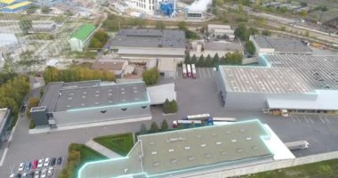Dünya çapındaki ortaklarla iletişimin görselleştirilmesi. Modern fabrika kavramı, insansız hava aracı görüşü.