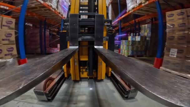 Depoda Modern Bir Forklift Modern Teknolojilerin Görselleştirilmesi Grafikleri Olan Modern — Stok video
