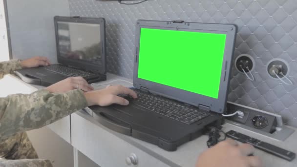 Ein Militärmann Steuert Eine Drohne Auf Einem Laptop Militärische Drohnenkontrolle — Stockvideo