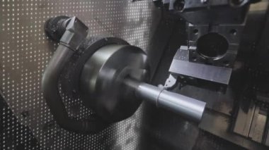 CNC makinesinde metal işleme. CNC makinesinde metal bir parça yaratmak. CNC makinesi bir metal parçası oluşturacak.
