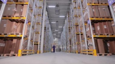 Depoda modern bir forklift. Modern teknolojilerin görselleştirilmesi. Grafikleri olan modern bir depoda forklift..