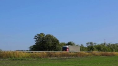 Nakliye aracı. Kamyon güneşli havada otoyol boyunca sürer. Kamyon modern bir yolda gidiyor. Pistte kamyon var