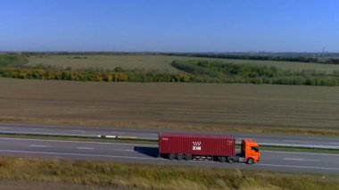 Kamyon otoyolda gidiyor. Kamyon tarlaların etrafındaki otoyolda gidiyor..