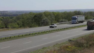 Kamyon otoyolda gidiyor. Kamyon tarlaların etrafındaki otoyolda gidiyor..