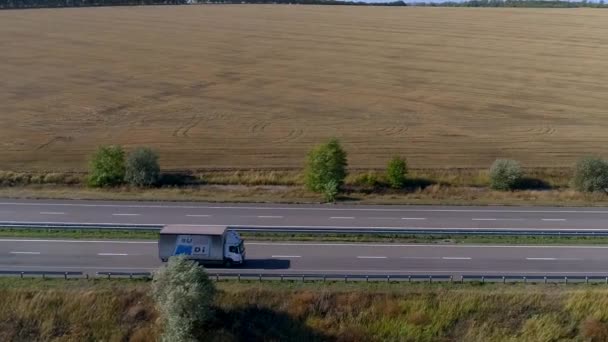 在阳光充足的天气 卡车沿着公路行驶 卡车在一条现代公路上行驶 轨道上的卡车 — 图库视频影像