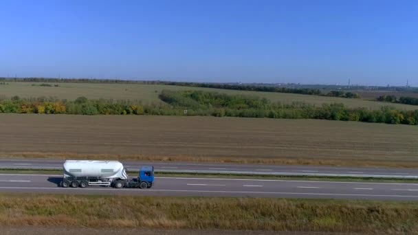 Camión Combustible Está Conduciendo Por Carretera Camión Combustible Conduciendo Carretera — Vídeos de Stock