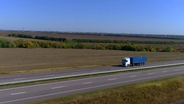 트럭은 날씨에고 달리고 있습니다 트럭은 현대식 도로를 다닌다 — 비디오