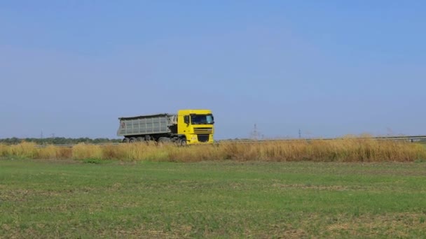 在阳光充足的天气 卡车沿着公路行驶 卡车在一条现代公路上行驶 轨道上的卡车 — 图库视频影像